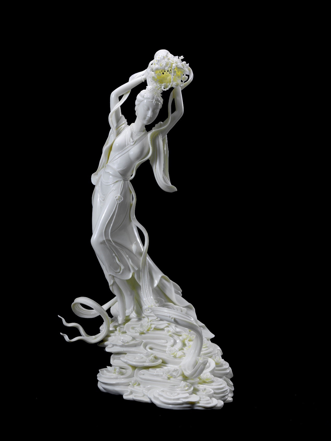 <h2>天女散花</h2><p>作者：许瑞峰</p><p>创作年代：2018年</p><p>规格：26cm×16cm×48cm</p><p>品类：陶瓷</p>